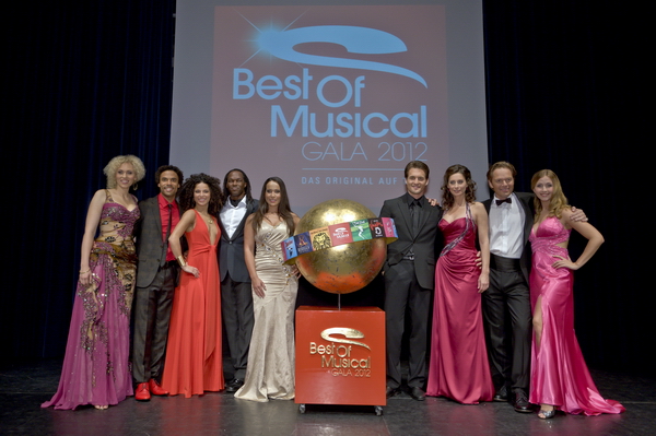 Best_of_Musical   024.jpg - Präsentation der Hauptdarsteller von BEST OF MUSICAL - GALA 2012 in Hamburg am 20.09.2011. Sabrina Weckerlin, Mathieu Boldron, Patricia Meeden, DMJ, Moderatorin Nandini Mitra, Alexander Klaws, Pia Douwes, Yngve Gasoy-Romdal, Elisabeth Hübert (v.li.n.re.).Foto:  Morris Mac Matzen/Stage Entertainment